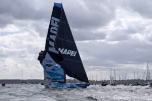 Choque espectacular envía a dos barcos de vuelta a Kiel tras el inicio espectacular de la... - Portada - Actualidad náutica