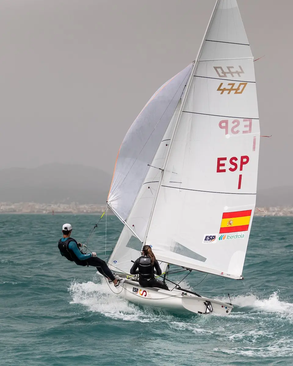 Formando Campeones en Vela: El Papel Crucial del Equipo Pluridisciplinar y el Reglamento